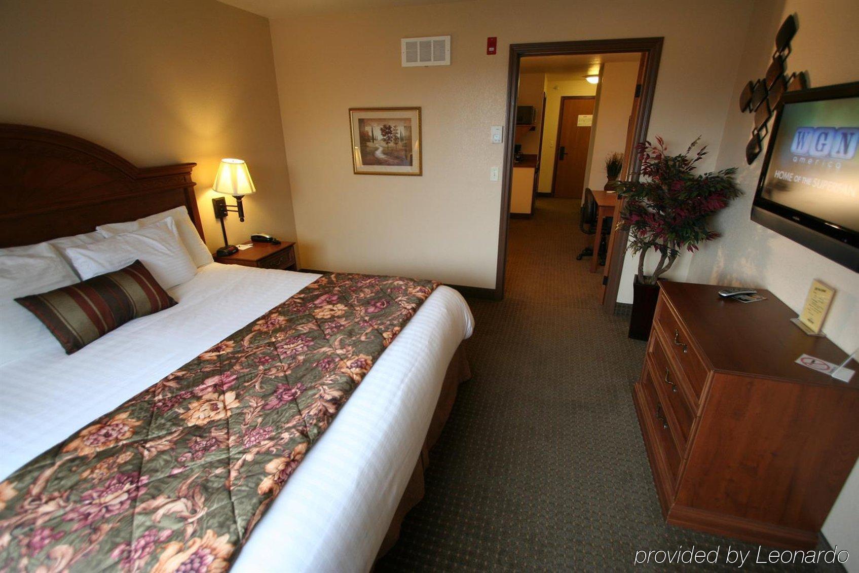 Expressway Suites Fargo Room photo