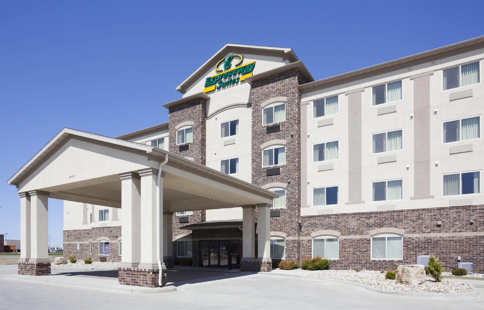 Expressway Suites Fargo Exterior photo